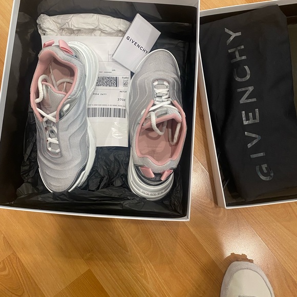 GIVENCHY Giv 1 Metallic Runner Sneakers - Picture 2 of 8